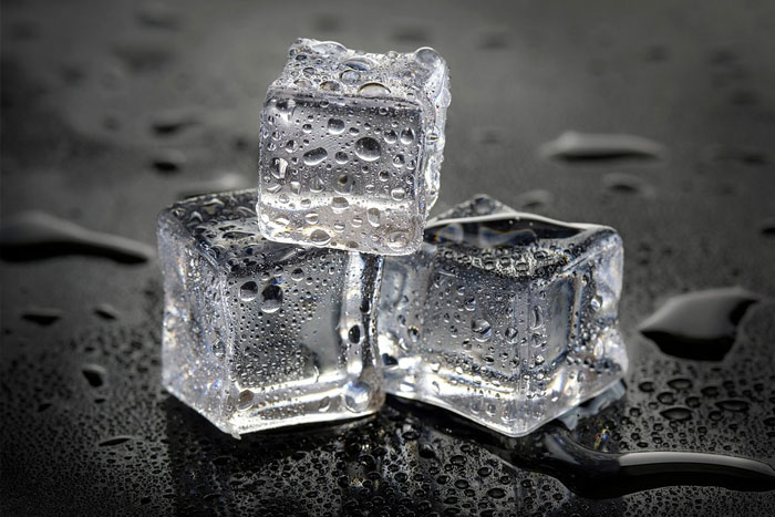 ¿Por qué se pegan los dedos al hielo?
