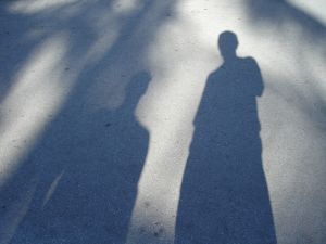 Tener buena (o mala) sombra