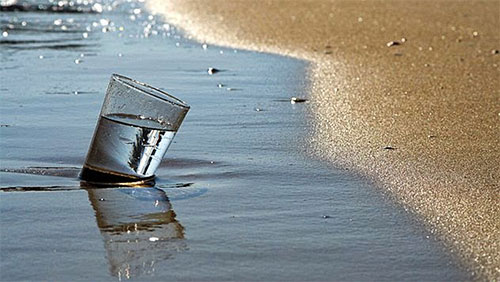 Echar agua al mar