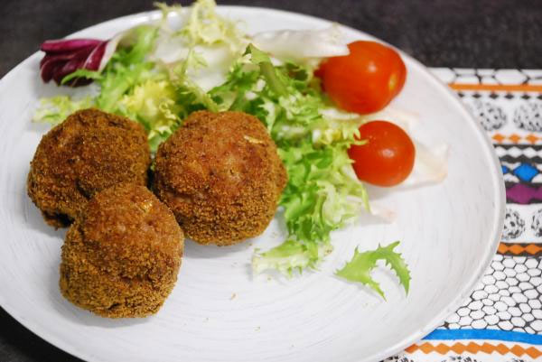 Albóndigas de carne apanadas rellenas
