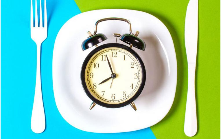 Cenar tarde y no desayunar: combinación mortal