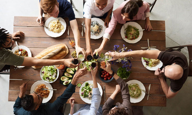 ¿Por qué comemos más cuando estamos con nuestros amigos y familiares?