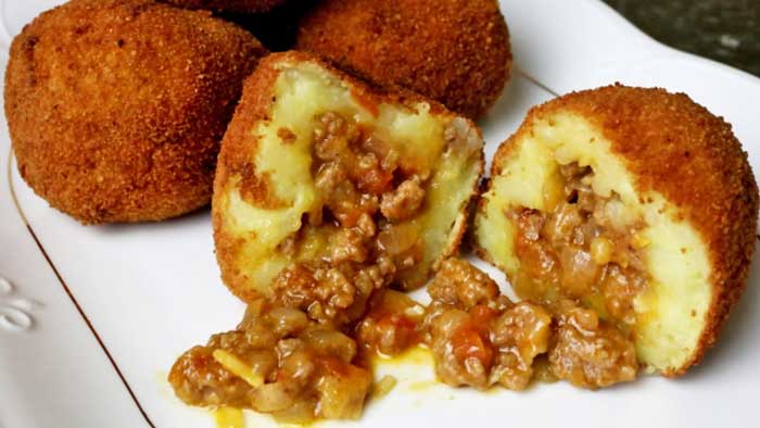 Bomba de papa rellena de carne