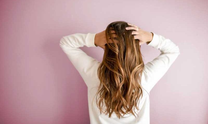 ¿Se te está cayendo más el pelo? Estas son las razones y las soluciones