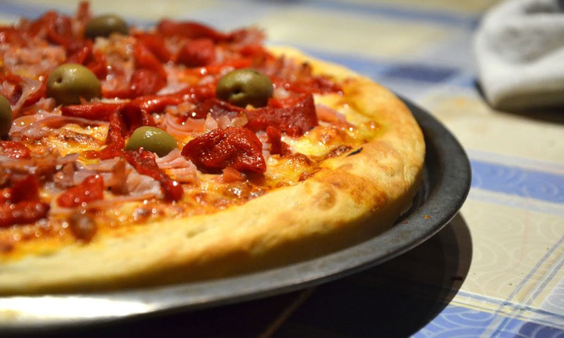 Pizza a la italiana con jamón y aceitunas