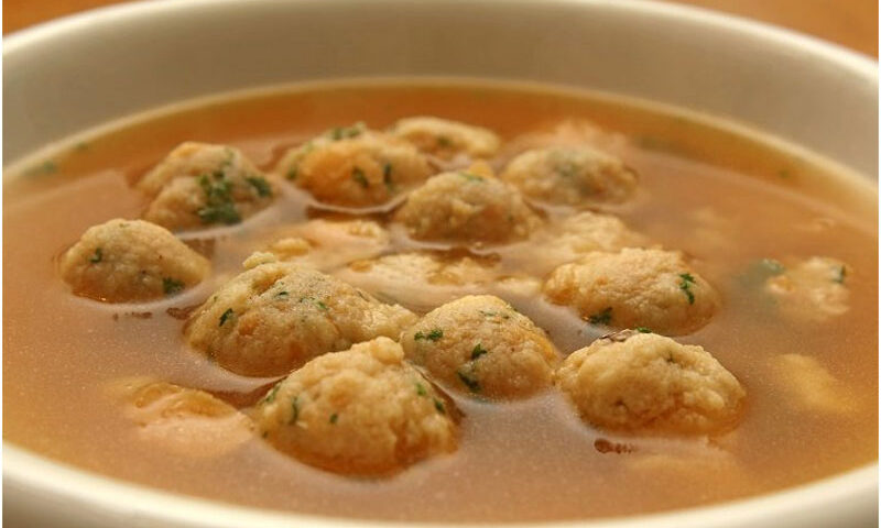 Sopa campesina con albóndigas de pan