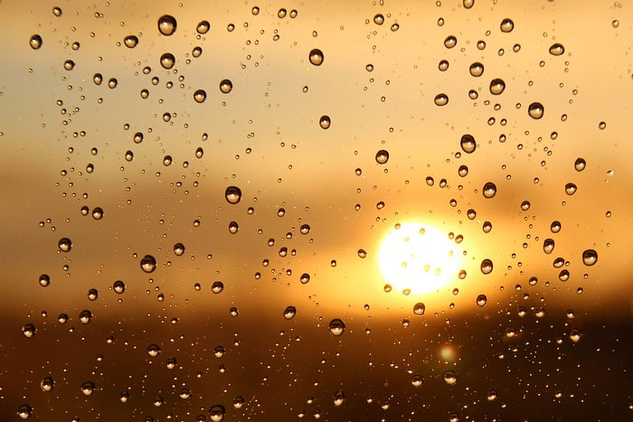 «Llueve con sol, se casa una vieja»