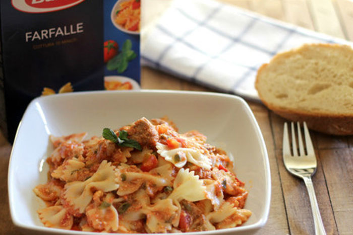 Farfalle con salsa Ricotta, alcaparras, atún y menta fresca.