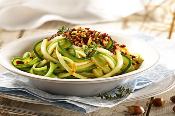 Tallarines de calabacín con pesto rojo