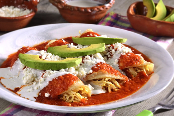 Entomatadas rellenas de pollo y queso