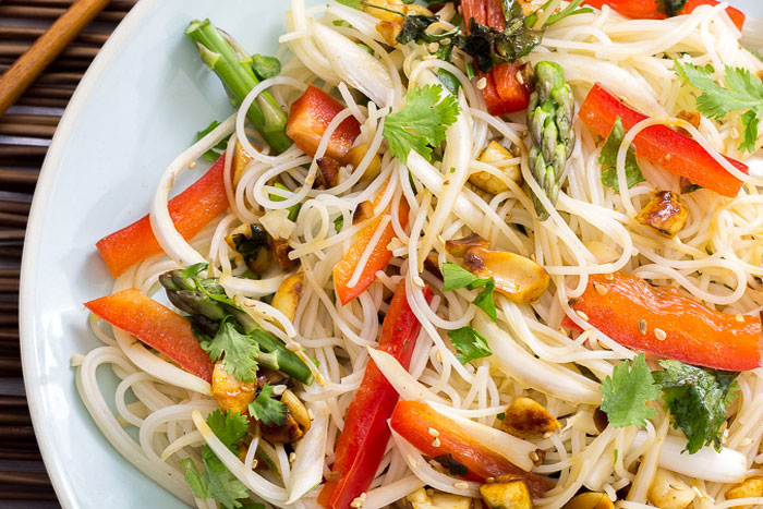 Ensalada de fideos transparentes con vieiras