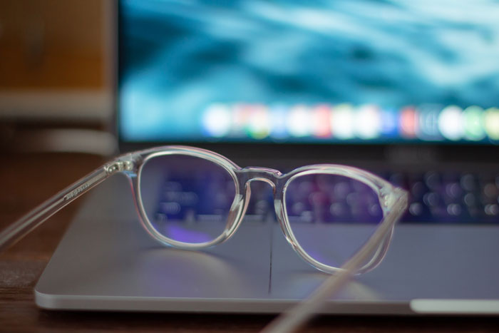 Anteojos con filtro azul en niños, ¿un arma de doble filo?