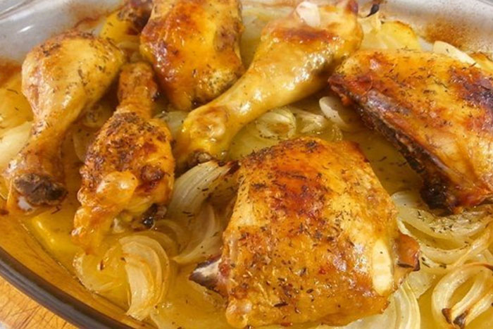 Pollo asado al horno con patatas y cebolla