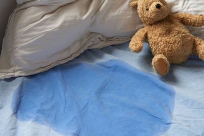 Chicos que se hacen pis en la cama: ¿cuándo es necesario comenzar un tratamiento?