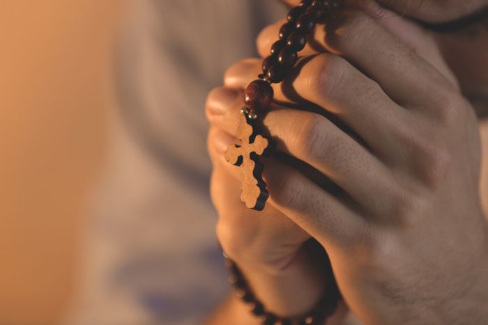 Acabar como el rosario de la aurora