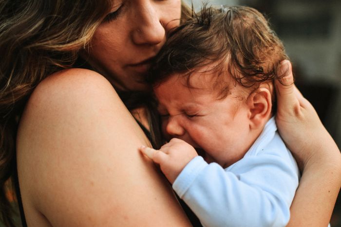 Cargar a tu bebé cuando llora NO lo va a malcriar ni tendrá mamitis