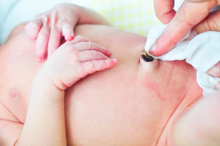 Cuidados e higiene del ombligo del bebé recién nacido