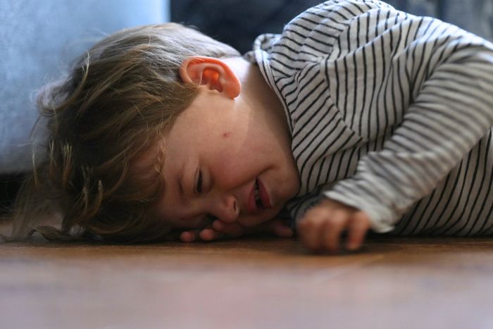 Niños que se golpean la cabeza contra el suelo en una rabieta