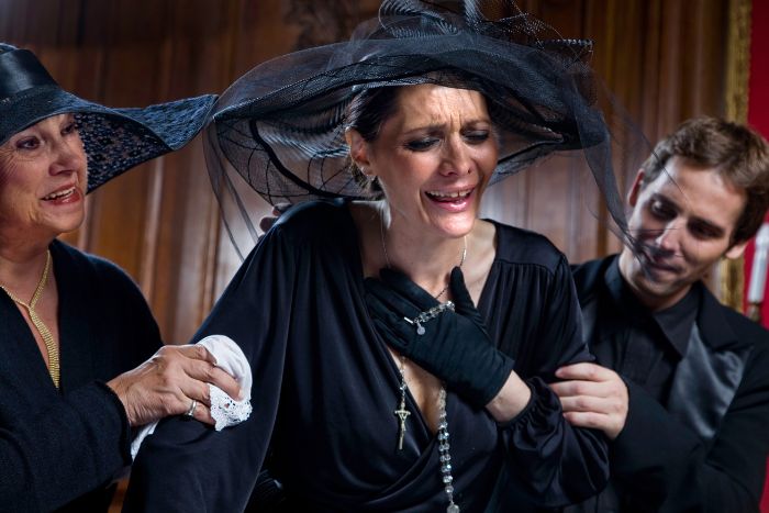 El muerto al pozo y el vivo al gozo