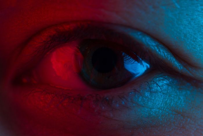 Estar con sangre en el ojo