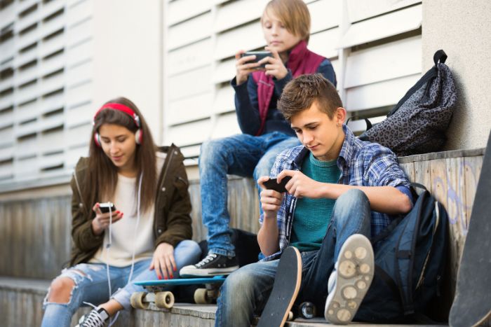 Límites, curiosidad y deep web: los riesgos de las nuevas mentes adolescentes