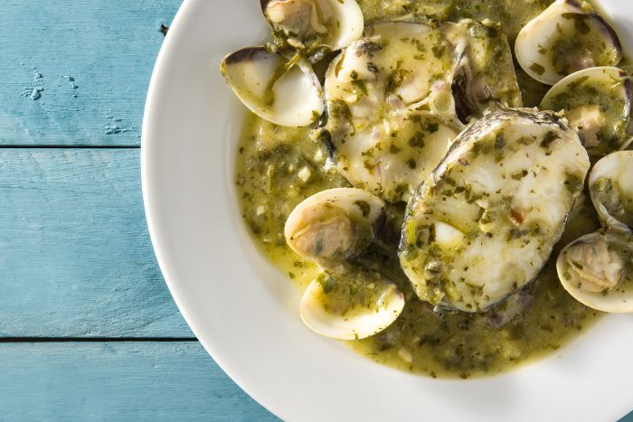 Merluza en salsa verde con almejas