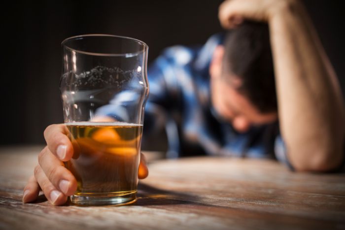 El alcoholismo puede favorecer la aparición de Alzheimer, según un estudio