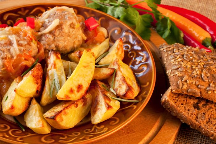 Albóndigas rojas picantes y papas rústicas