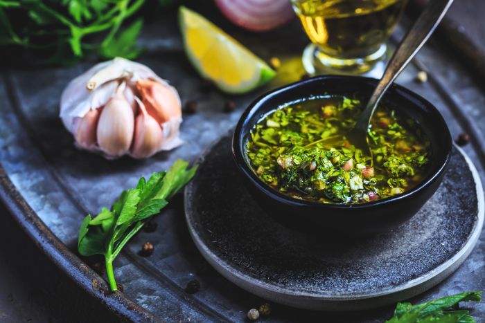 Chimichurri casero, la auténtica salsa argentina para tus asados y barbacoas